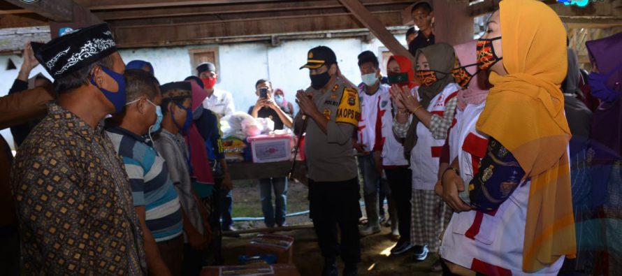 PALANG MERAH INDONESIA (PMI) KABUPATEN OKU SELATAN MEMBERIKAN BENTUK PERHATIAN TERHADAP MASYARAKAT YANG TERKENA DAMPAK  BENCANA TANAH LONGSOR DI DESA GUNUNG GARE KECAMATAN MUARADUA KISAM