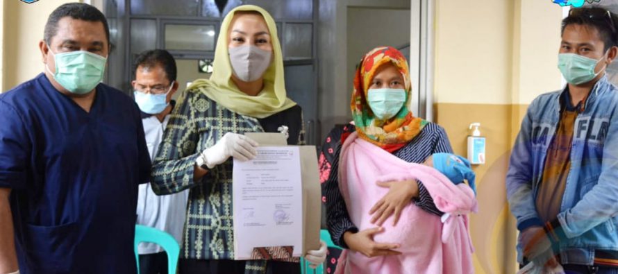 KETUA TP PKK KABUPATEN OKU SELATAN LEPAS LANGSUNG PASIEN KASUS KONFIRMASI COVID-19 OKU SELATAN 02 DENGAN HASIL PEMERIKSAAN RT PCR EVALUASI KE DUA NEGATIF