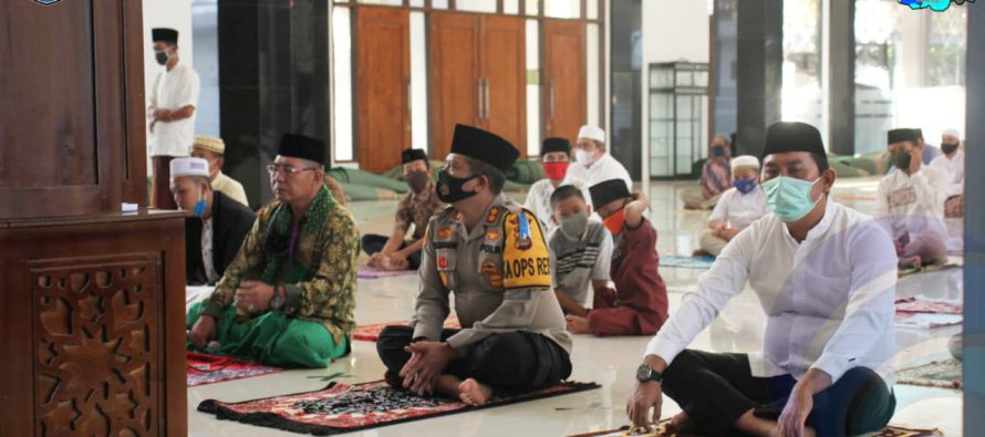 TERAPKAN PROTOKOL KESEHATAN, BUPATI OKU SELATAN LAKSANAKAN SHALAT IDUL ADHA DI MASJID AGUNG AL-MUHTADIN