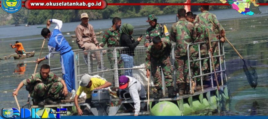 CEGAH PENYEBARAN COVID-19 PEMKAB OKU SELATAN LAKUKAN PENYEMPROTAN DISINFEKTAN DI PASAR TRADISIONAL BANDING AGUNG