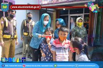 KETUA TP PKK KABUPATEN OKU SELATAN BAGIKAN 10.000 MASKER DALAM RANGKA MENDUKUNG GEBRAK MASKER YANG DIPRAKARSAI OLEH PRESIDEN JOKO WIDODO