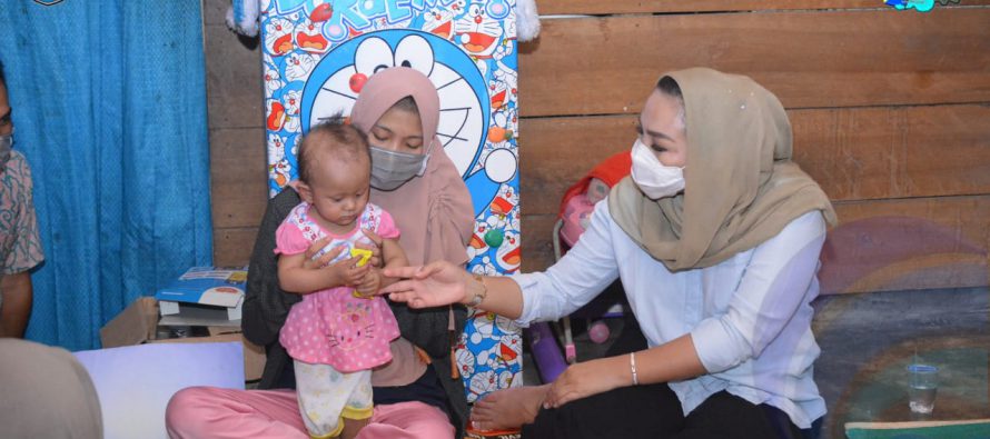 BERI SEMANGAT KESEMBUHAN, KETUA TP PKK KABUPATEN OKU SELATAN SAMBANGI 2 WARGA OKU SELATAN PENDERITA PENYAKIT TUMOR DI DUA KECAMATAN