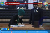 PENUTUPAN RAPAT PARIPURNA DPRD KABUPATEN OKU SELATAN, USAI DITERIMA DAN DISETUJUI 6 FRAKSI, PJS.BUPATI OKU SELATAN DAN KETUA DPRD KABUPATEN OKU SELATAN TANDATANGANI NOTA KESEPAKATAN BERSAMA   DAN SURAT KEPUTUSAN DPRD