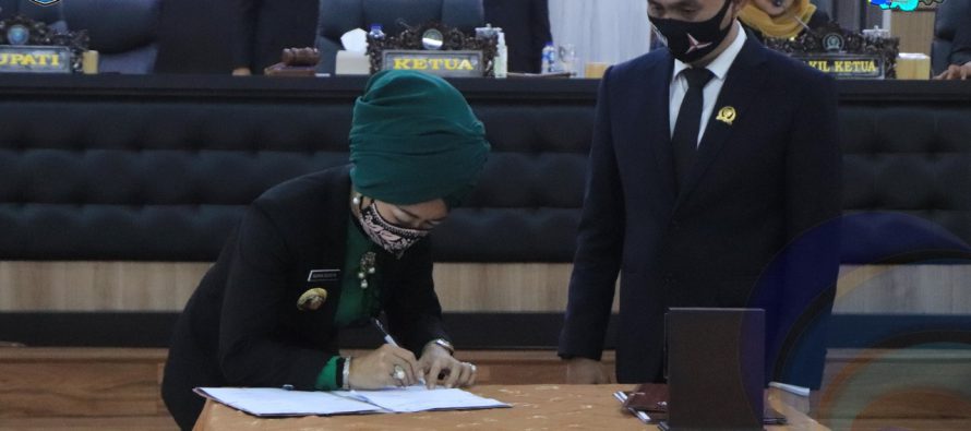 PENUTUPAN RAPAT PARIPURNA DPRD KABUPATEN OKU SELATAN, USAI DITERIMA DAN DISETUJUI 6 FRAKSI, PJS.BUPATI OKU SELATAN DAN KETUA DPRD KABUPATEN OKU SELATAN TANDATANGANI NOTA KESEPAKATAN BERSAMA   DAN SURAT KEPUTUSAN DPRD