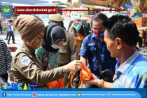 GEBRAK MASKER, PJS BUPATI OKU SELATAN DAN ROMBONGAN BAGIKAN 1.500 MASKER DI TITIK KERAMAIAN KECAMATAN MUARADUA