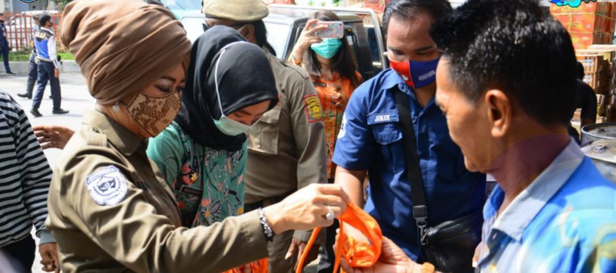 GEBRAK MASKER, PJS BUPATI OKU SELATAN DAN ROMBONGAN BAGIKAN 1.500 MASKER DI TITIK KERAMAIAN KECAMATAN MUARADUA
