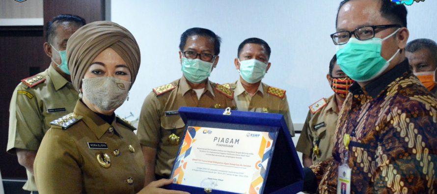 PEMERINTAH KABUPATEN OKU SELATAN MELALUI DINAS PMPTSP OKU SELATAN MENERIMA PENGHARGAAN TERKAIT IMPLEMENTASI KONFIRMASI STATUS WAJIB PAJAK DARI TAHUN 2017 SAMPAI DENGAN TAHUN 2020