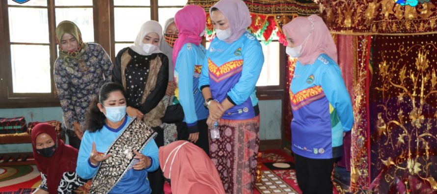 FEBRITA LUSTIA DERU PIMPIN LANGSUNG PERTEMUAN FORUM SILATURAHMI  ISTRI KEPALA DAERAH SUMATERA SELATAN DI KAWASAN WISATA RANAU RAFTING