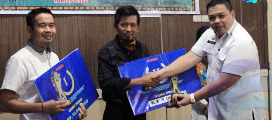 KEPALA BAPPEDA LITBANG KABUPATEN OKU SELATAN SERAHKAN LANGSUNG HADIAH KEPADA 3 PEMENANG LOMBA KRENOVA KABUPATEN OKU SELATAN TAHUN 2020