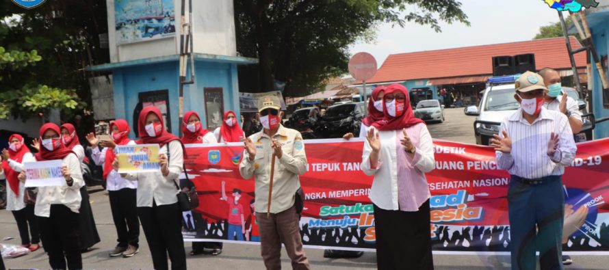 DINAS KESEHATAN GELAR KEGIATAN TEPUK TANGAN SELAMA 56 DETIK SE-INDONESIA SEBAGAI APRESIASI KEPADA TENAGA MEDIS DAN PEMBAGIAN MASKER KEPADA MASYARAKAT DALAM RANGKA MEMPERINGATI HARI KESEHATAN NASIONAL KE-56