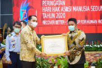 BUPATI OKU SELATAN MENERIMA LANGSUNG PENGHARGAAN SEBAGAI KABUPATEN/KOTA PEDULI HAM DAN PELAYANAN PUBLIK BERBASIS HAM