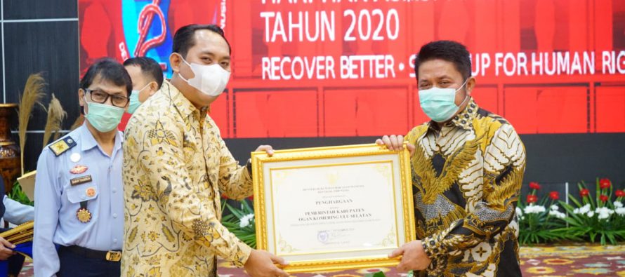 BUPATI OKU SELATAN MENERIMA LANGSUNG PENGHARGAAN SEBAGAI KABUPATEN/KOTA PEDULI HAM DAN PELAYANAN PUBLIK BERBASIS HAM