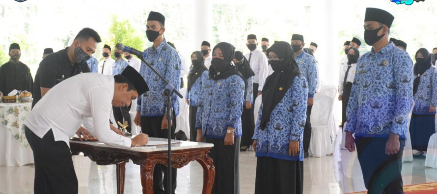 BUPATI OKU SELATAN HADIRI PELANTIKAN DAN PENGAMBILAN SUMPAH JABATAN FUNGSIONAL DAN PENYERAHAN SURAT KEPUTUSAN CALON PNS DARI FORMASI UMUM DI LINGKUNGAN PEMKAB OKU SELATAN