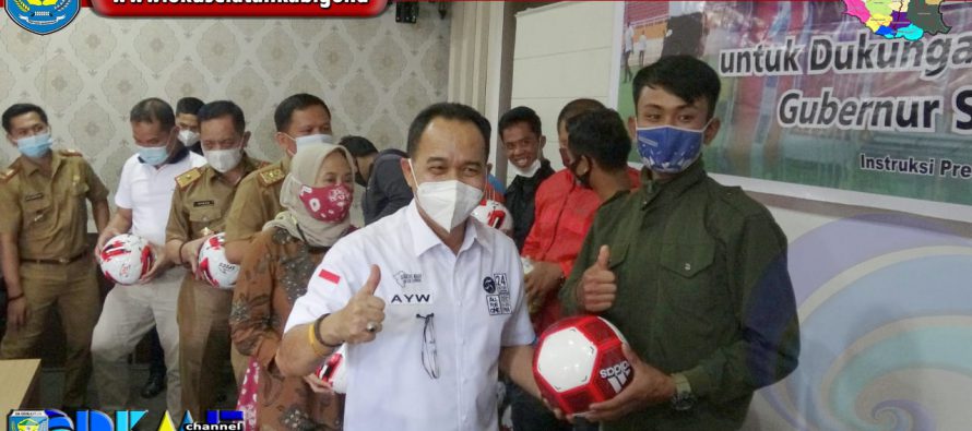 ASISTEN I HADIRI PENYERAHAN BANTUAN BOLA DARI PEMPROV SUM-SEL, KEPADA TIM U-20 PIALA GUBERNUR SUM-SEL TAHUN 2019