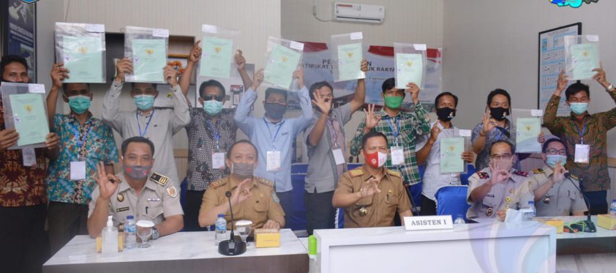 ATR/BPN OKU SELATAN SERAHKAN 525 SERTIFIKAT TANAH KEPADA MASYARAKAT.