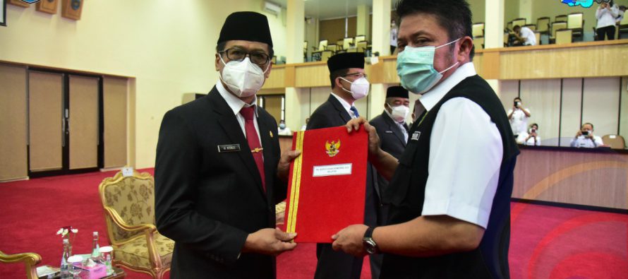 SEKRETARIS DAERAH PEMKAB OKU SELATAN TERIMA LANGSUNG SK GUBERNUR SUMATERA SELATAN TENTANG PELAKSANA HARIAN BUPATI