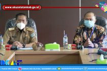 PEMKAB OKU SELATAN BERIKAN PENGHARGAAN  KEPADA DUA PEJABAT DAERAH YANG PURNA BAKTI