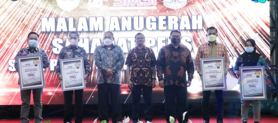 MALAM ANUGERAH SAHABAT PERS SMSI PROVINSI SUMSEL, BUPATI OKU SELATAN TERIMA PENGHARGAAN SEBAGAI SAHABAT PERS