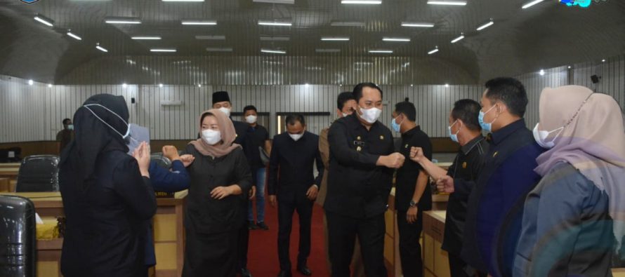 BUPATI DAN WAKIL BUPATI OKU SELATAN HADIRI RAPAT PARIPURNA DENGAN AGENDA JAWABAN BUPATI TERHADAP PANDANGAN UMUM FRAKSI- FRAKSI DPRD OKU SELATAN