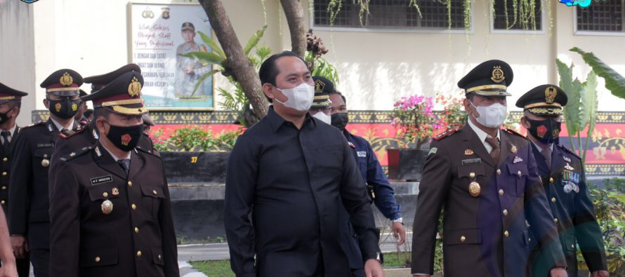 HUT BHAYANGKARA KE-75, BUPATI DAN WAKAPOLRES OKU SELATAN POTONG TUMPENG BERSAMA