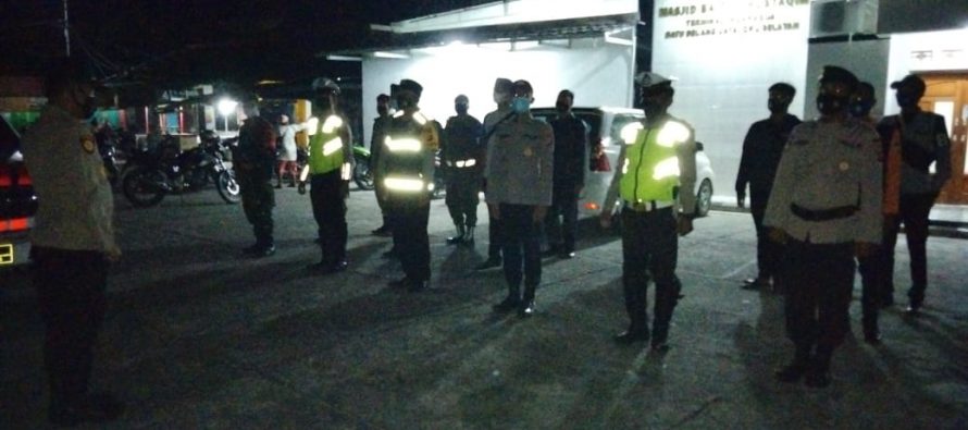 PELAKSANAAN PPKM MIKRO DI OKU SELATAN 26 JULI SAMPAI 26 AGUSTUS, PETUGAS GABUNGAN SAMPAIKAN HIMBAUAN KEPADA PEDAGANG DAN MASYARAKAT