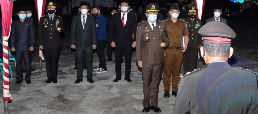 KAJARI OKU SELATAN PIMPIN LANGSUNG APEL KEHORMATAN DAN RENUNGAN SUCI DI TMP BUAY RAWAN