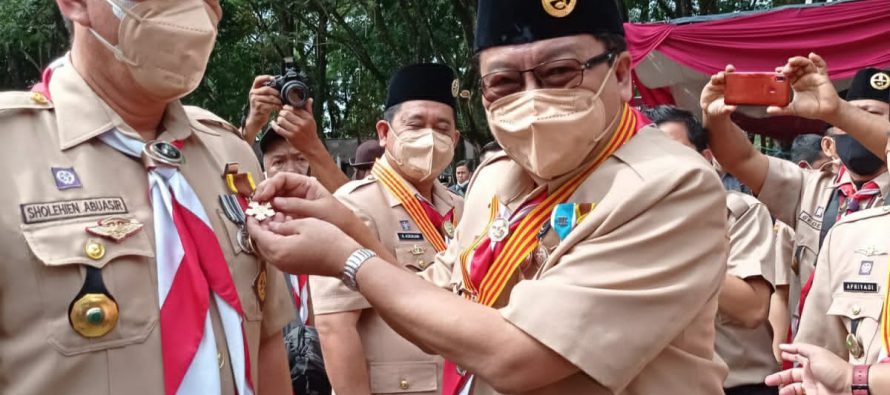 PERINGATAN HARI PRAMUKA KE 60 TINGKAT DAERAH SUMSEL DI PAGARALAM, BUPATI DAN WAKIL BUPATI OKU SELATAN TERIMA PENGHARGAAN DHARMA BHAKTI PRAMUKA