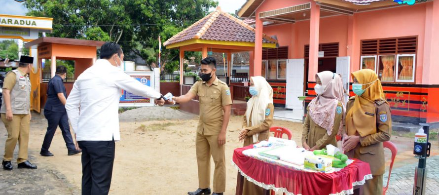 PEMBELAJARAN TATAP MUKA DIMULAI, BUPATI OKU SELATAN INGATKAN SISWA UNTUK DISIPLIN TERAPKAN PROTOKOL KESEHATAN
