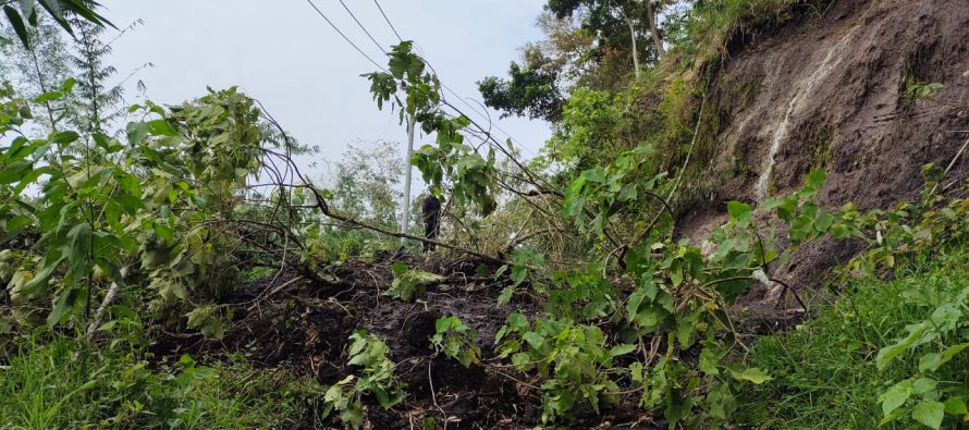 LONGSOR DI DESA SURABAYA TIMUR BUPATI POPO ALI INSTRUKSIKAN DINAS TERKAIT SEGERA LAKUKAN EVALUASI