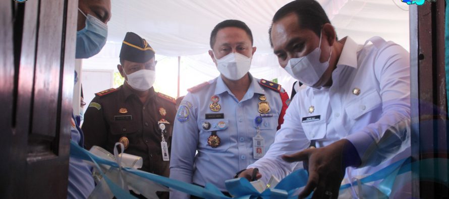 LAUNCHING LAYANAN PASPOR  3 IN 1 “SI MAMAT” BUPATI OKU SELATAN LAKUKAN PEMOTONGAN TALI PITA