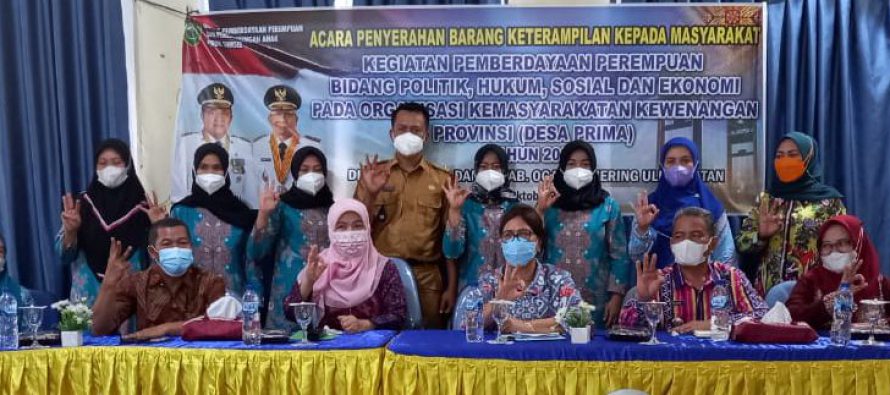 KEPALA DINAS PPKB PP-PA OKU SELATAN SERAHKAN BANTUAN PROGRAM DESA PRIMA TAHUN 2021.