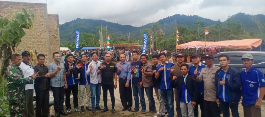 KETUA KARANG TARUNA KABUPATEN OKU SELATAN HERI MARTADINATA MEMBUKA SECARA RESMI TURNAMEM VOLLY BALL KECAMATAN PULAU BERINGIN