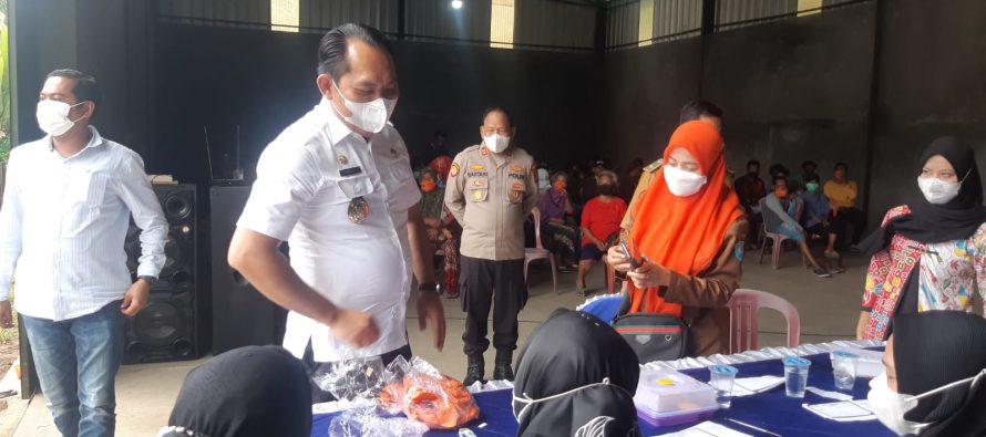 BUPATI POPO ALI KEMBALI HADIR DI TENGAH KEGIATAN VAKSINASI, BUKTI KESERIUSAN LINDUNGI MASYARAKAT DARI VIRUS CORONA