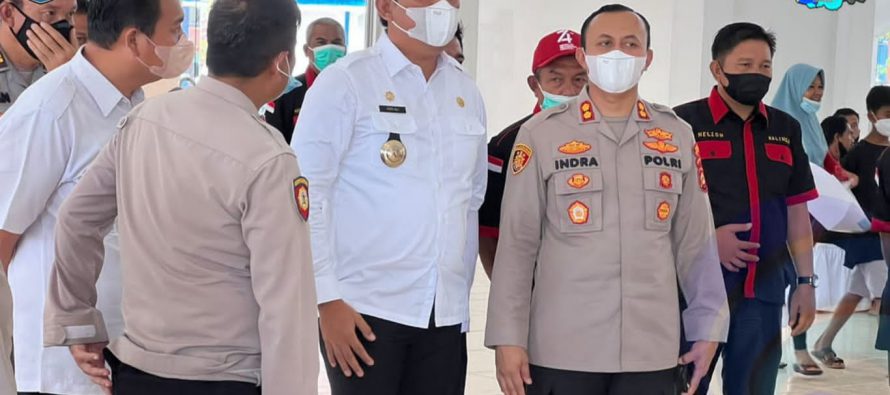 BERSAMA KAPOLRES, BUPATI OKU SELATAN TINJAU PELAKSANAAN VAKSINASI DI GEDUNG KESENIAN MUARADUA