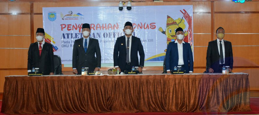BERTEPATAN HUT KE-18 OKU SELATAN, BUPATI POPO ALI SERAHKAN BONUS UNTUK ATLET PERAIH MEDALI PORPROV SUMSEL 2021
