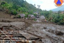PERSONEL GABUNGAN GERAK CEPAT LAKUKAN EVEKUASI DAN BERSIHKAN MATERIAL PASCA LONGSOR DI DESA PILLA
