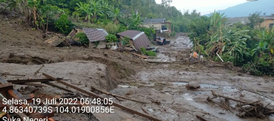 PERSONEL GABUNGAN GERAK CEPAT LAKUKAN EVEKUASI DAN BERSIHKAN MATERIAL PASCA LONGSOR DI DESA PILLA