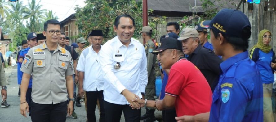 TINJAU LOKASI KEBAKARAN DAN TANAH LONGSOR BUPATI POPO BERIKAN SANTUNAN KEPADA KORBAN.