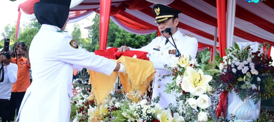 WAKIL BUPATI OKU SELATAN HADIR LANGSUNG DALAM PENURUNAN BENDERA PERINGATAN KE-77 TAHUN HARI PROKLAMASI KEMERDEKAAN RI TAHUN 2022