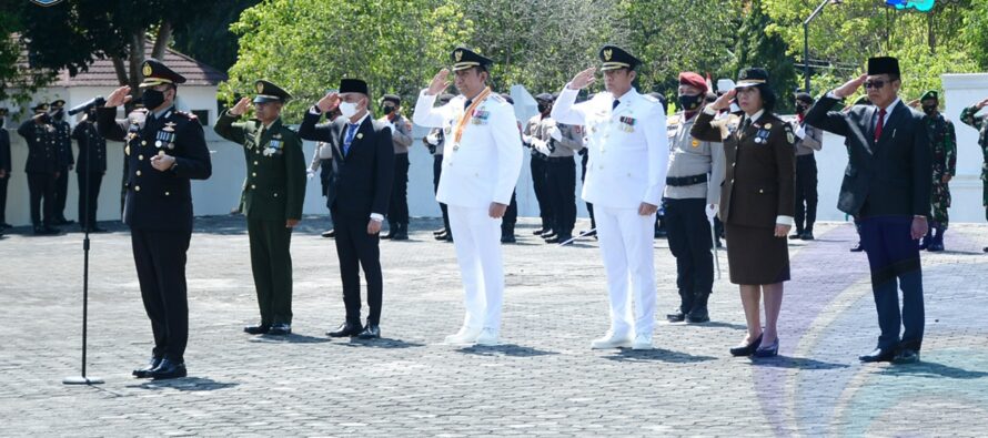 BUPATI DAN WAKIL BUPATI OKU SELATAN LAKSANAKAN PENABURAN BUNGA DIMAKAN PAHLAWAN, UNTUK MENGENANG PARA JASA PAHLAWAN YANG TELAH GUGUR.