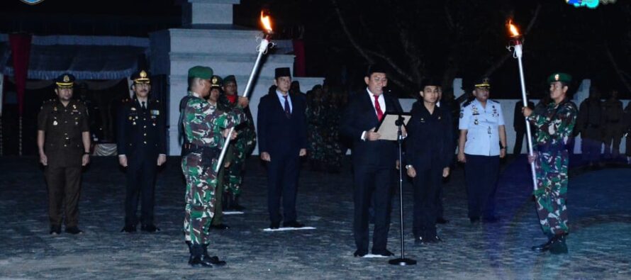 KENANG JASA PARA PAHLAWAN PADA HUT RI KE-77, BUPATI OKU SELATAN PIMPIN APEL KEHORMATAN DAN RENUNGAN SUCI DI TAMAN MAKAN PAHLAWAN BUAY RAWAN.