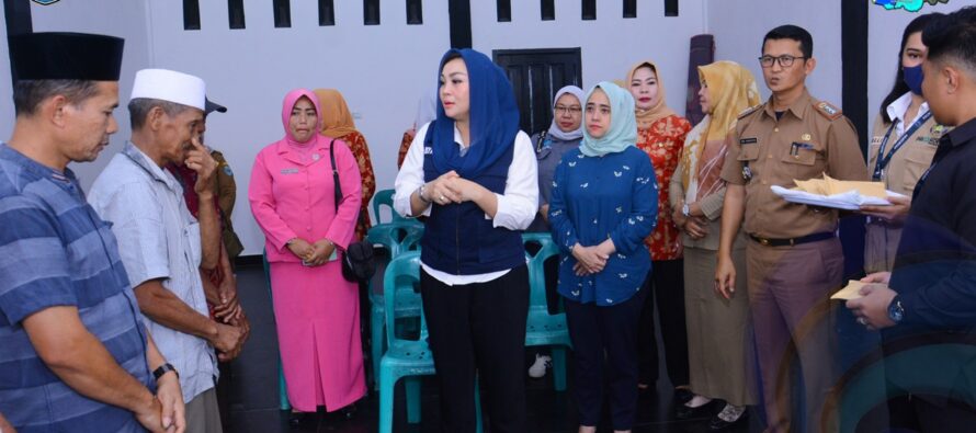 KETUA TIM PENGGERAK PKK OKU SELATAN SALURKAN BANTUAN KEPADA KORBAN KEBAKARAN DI BANDING AGUNG.