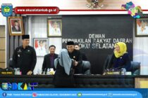 ENAM FRAKSI ANGGOTA DPRD OKU SELATAN SAMPAIKAN PANDANGAN UMUM DALAM RANGKA PEMBAHASAN RAPERDA TENTANG PERUBAHAN ANGGARAN PENDAPATAN DAN BELANJA DAERAH KABUPATEN OKU SELATAN TA 2022
