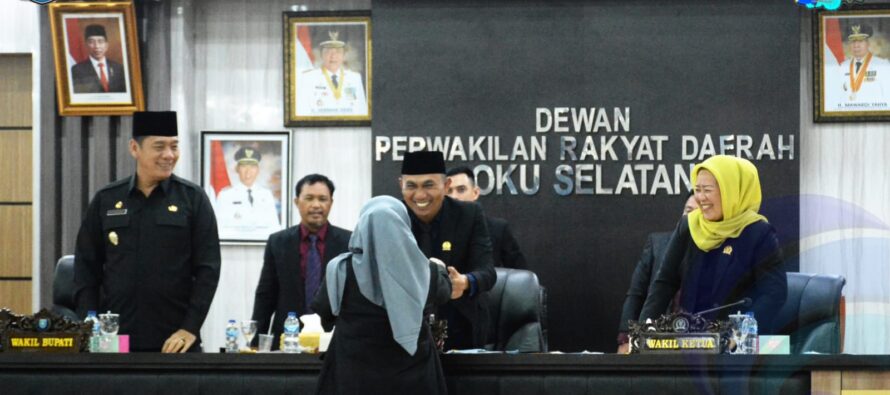 ENAM FRAKSI ANGGOTA DPRD OKU SELATAN SAMPAIKAN PANDANGAN UMUM DALAM RANGKA PEMBAHASAN RAPERDA TENTANG PERUBAHAN ANGGARAN PENDAPATAN DAN BELANJA DAERAH KABUPATEN OKU SELATAN TA 2022