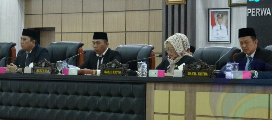 RAPAT PARIPURNA DPRD OKU SELATAN, BUPATI OKU SELATAN SAMPAIKAN PIDATO PENGANTAR RANCANGAN KUA DAN RANCANGAN PPAS APBD KABUPATEN OKU SELATAN TAHUN ANGGARAN 2023 SERTA DAFTAR USULAN PROPEMPERDA KABUPATEN OKU SELATAN TAHUN 2023