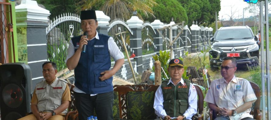 WABUP SHOLEHIEN SERAHKAN BANTUAN KEPADA KORBAN KEBAKARAN DI DESA PADANG LAY DAN TANJUNG BULAN