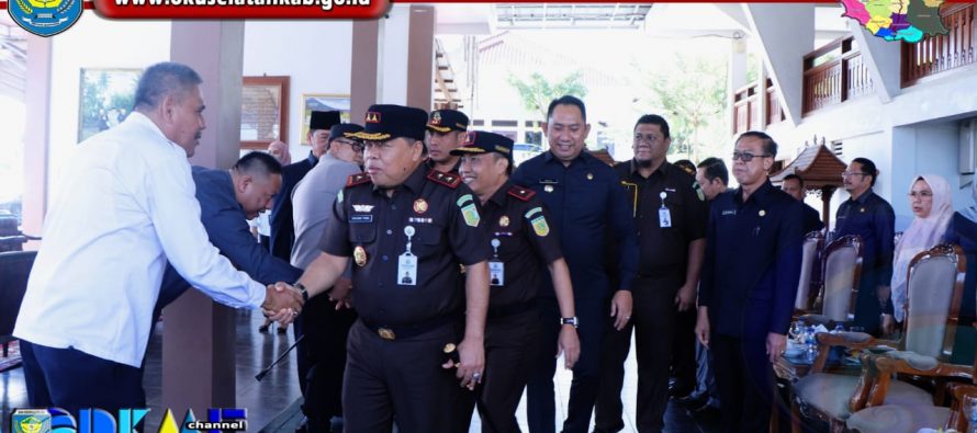 BUPATI POPO ALI SAMBUT LANGSUNG KUNJUNGAN KERJA KEPALA KEJATI SUMSEL KE OKU SELATAN