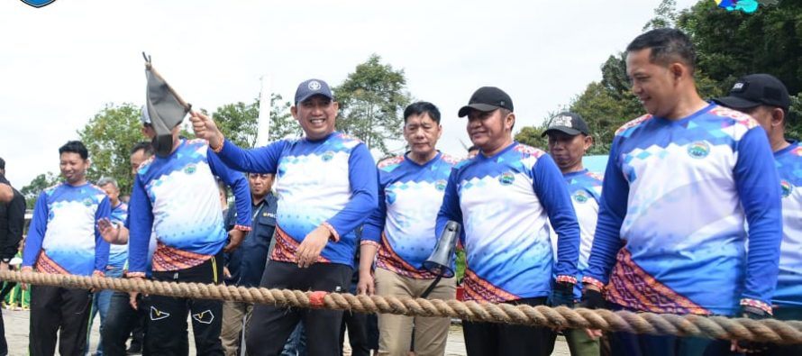BERSAMA GUBERNUR, BUPATI OKU SELATAN MAINKAN BERBAGAI PERMAINAN TRADISIONAL DI PANTAI BIDADARI DANAU RANAU