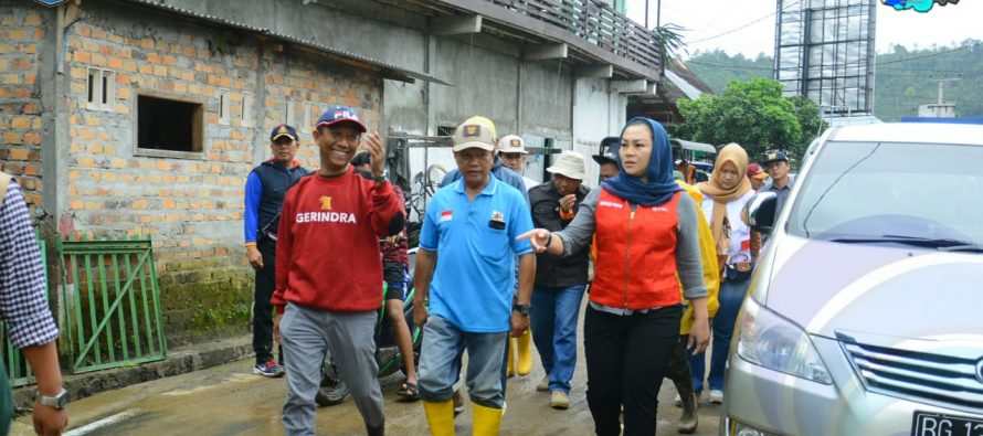 KETUA TP PKK PKK OKU SELATAN SEMANGATI PARA KORBAN BANJIR DI DESA KOTA BATU