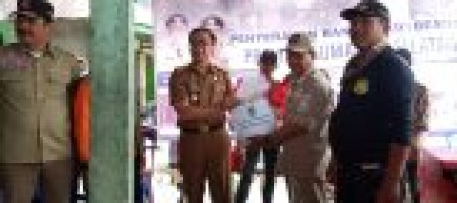 PEMKAB OKU SELATAN SALURKAN BANTUAN UNTUK KORBAN BANJIR DI WARKUK RANAU SELATAN